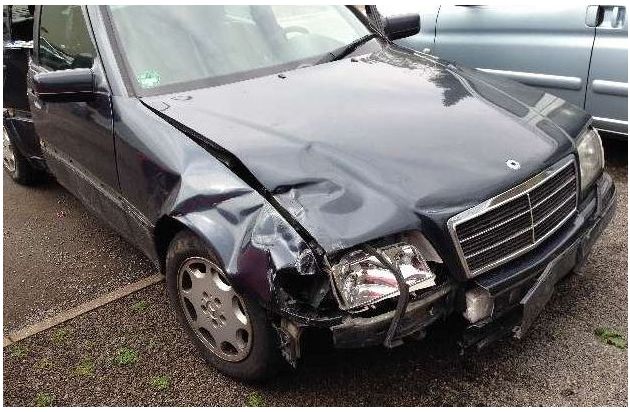 POL-HM: Daimler schleudert in Geländer - Fahrer flüchtet von Unfallstelle (Nachtrag: gesuchtes Fahrzeug wurde aufgefunden)