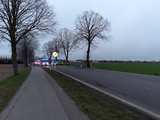 FW-NE: Verkehrsunfall - L 154 zwischen Büttgen und Holzbüttgen