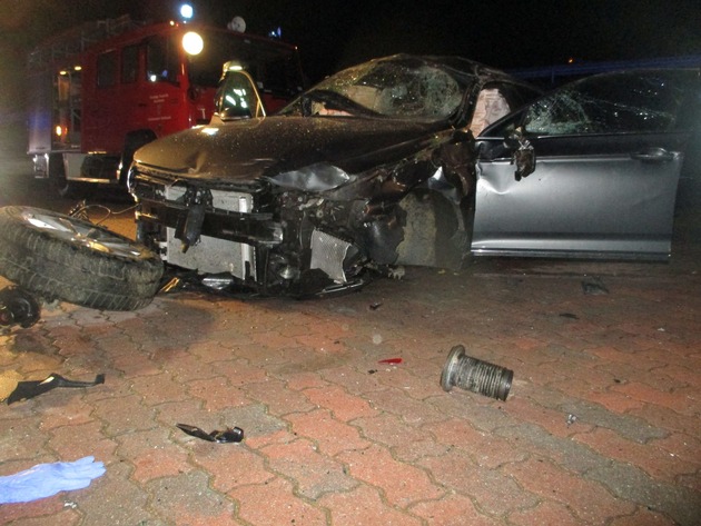 POL-STD: 20-jähriger Autoinsasse nach schwerem Verkehrsunfall in Drochtersen verstorben