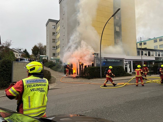 FW-Velbert: Feuer greift auf Gebäude über