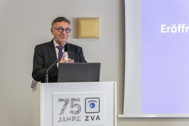 ZVA-Mitgliederversammlung: Verband w&uuml;rdigt Christian M&uuml;ller mit Ehrenzeichen in Gold