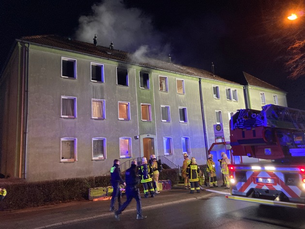 FW-GLA: Wohnungsbrand mit Menschenleben in Gefahr