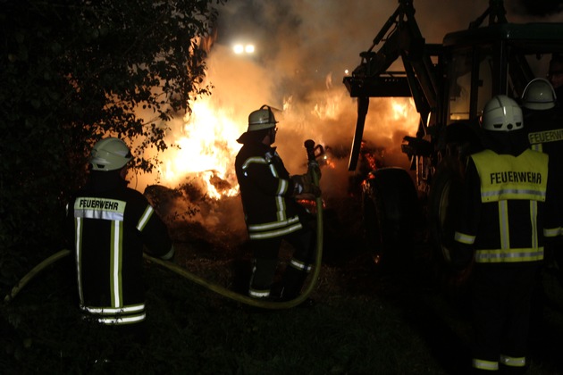 POL-PDMY: Brand von Strohballen