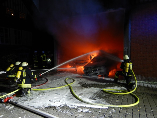 FW-WAF: PKW und Wohnwagen brannten unter einer Remise