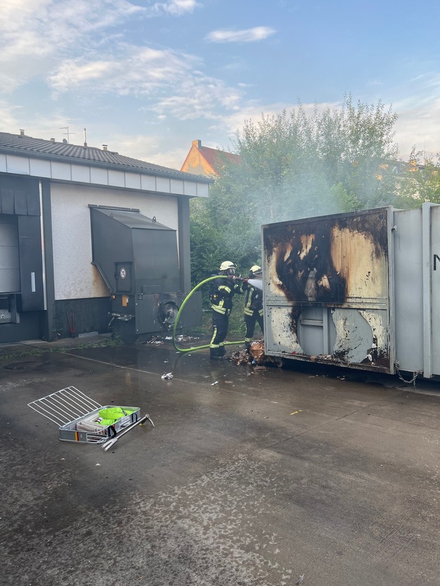 FW-MH: Containerbrand führt zu aufwändigem Löscheinsatz