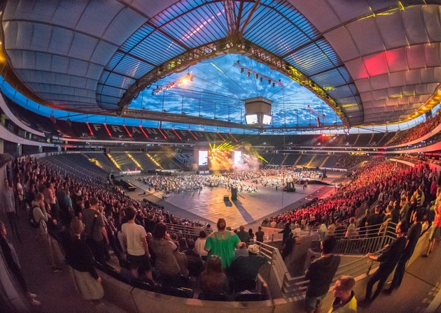 Musikalischer Weltrekord in Frankfurt: einmaliges Live-Konzert der &quot;größten Rockband der Welt&quot; bringt 1.002 Musiker auf die Bühne
