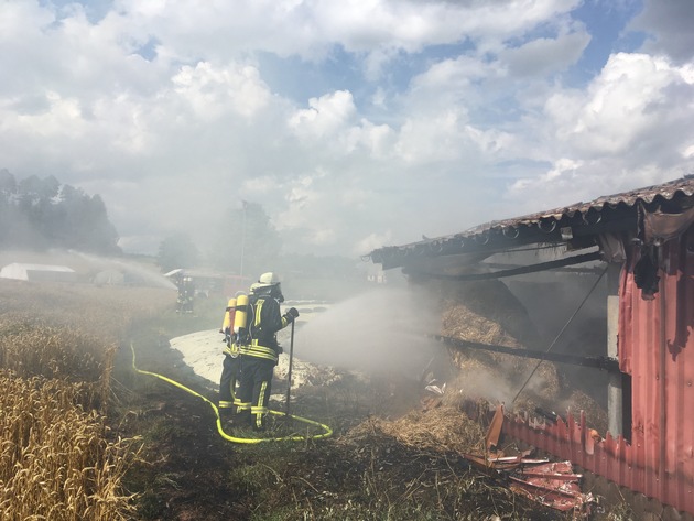 KFV-CW: Schnelles Eingreifen der Feuerwehr rettet Lagerhalle in Beihingen - Zwei Verletzte - 75 Feuerwehrkräfte im Einsatz