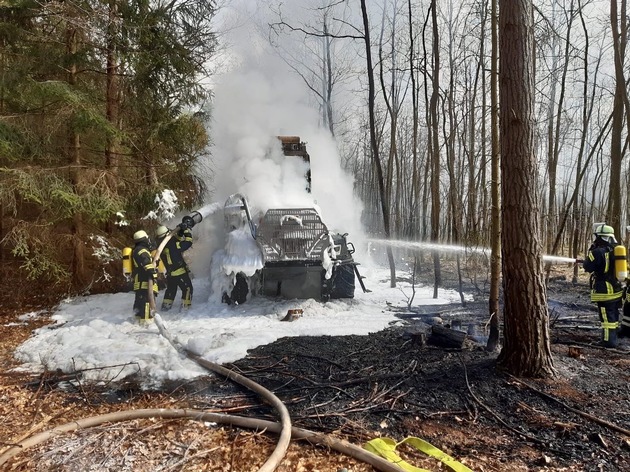FW Lüchow-Dannenberg: Harvester in Flammen +++ Forstmaschine brennt im Wald +++ Feuerwehr verhindert größeren Waldbrand