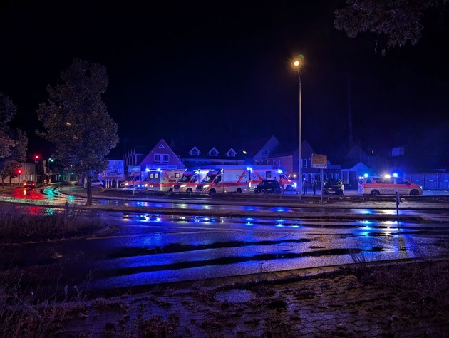 FW-ROW: Brennt Keller in Mehrfamilienhaus - mehrere Personen aus dem Gebäude durch die Feuerwehr gerettet
