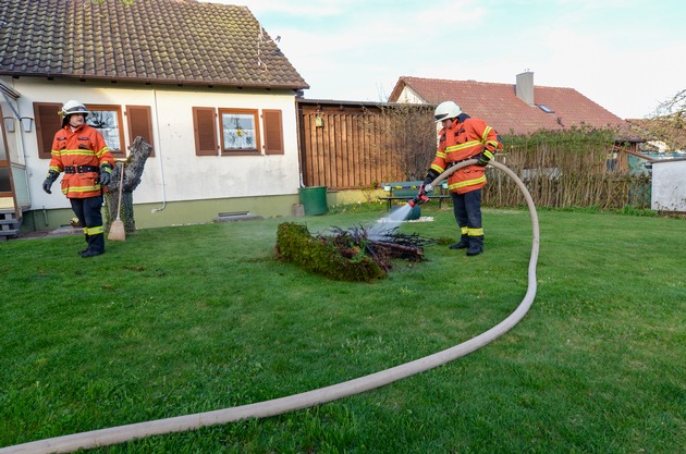 KFV-CW: Brennende Tujahecke setzt fast Haus in Brand.