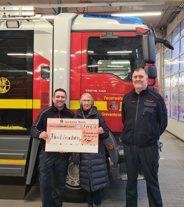 FW Grevenbroich: Grevenbroicher Feuerwehrleute übergeben nach Bart-Aktion über 7000 Euro an Stiftung