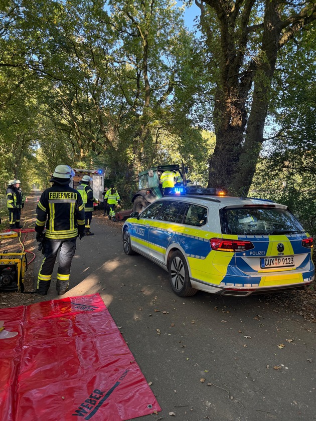 FFW Schiffdorf: Trecker fährt gegen Baum - Fahrer bleibt unverletzt