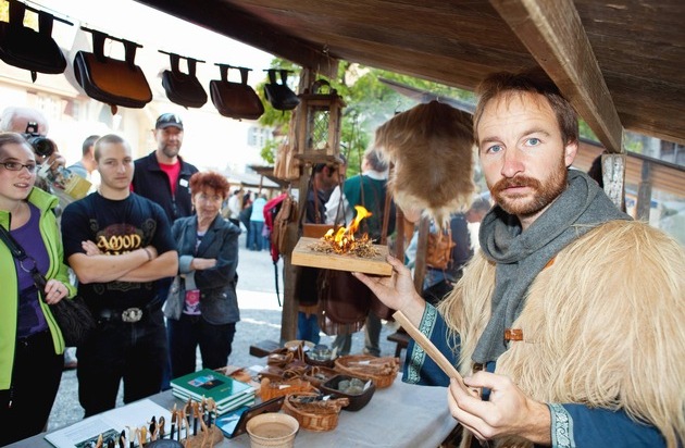 Museum Aargau: Drei Tage Mittelalter live im Schlosshof zu Lenzburg / Handwerk, Greifvögel und viel Unterhaltung am grossen Mittelaltermarkt vom 16.-18. September