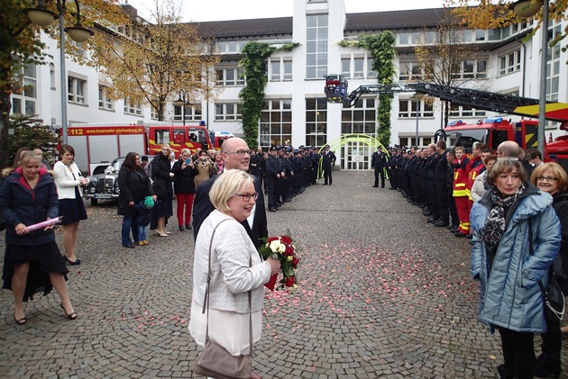 FW-PL: Stellvertretender Feuerwehrchef &quot;Winni&quot; Hüsken und seine Lebensgefährtin Tanja Stüken gaben sich vor dem Standesamt in Plettenberg das Ja-Wort. Großaufgebot der Feuerwehr am Rathaus.