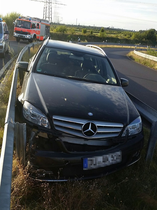 FW-D: PKW verkeilt sich zwischen Leitplanken