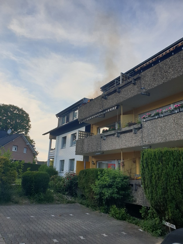 FW-EN: Balkonbrand droht auf Dachstuhl überzugreifen