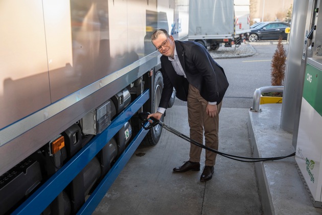 Erster Tankvorgang: Biogas-LKW von Lidl Schweiz nehmen Fahrt auf