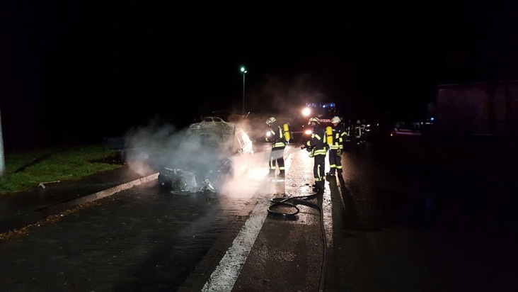 FW-AR: Schaumbad für brennenden Pkw auf Arnsberger Autobahnparkplatz:
Wehrleute verschiedener Einheiten aus Arnsberg im Einsatz