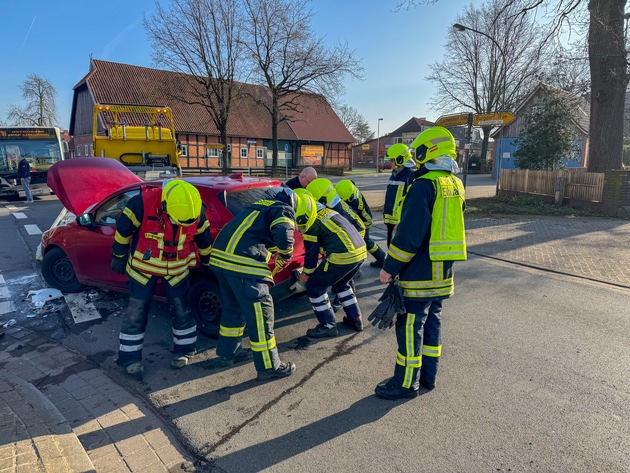 FW Flotwedel: Feuerwehr Eicklingen rückt zu Verkehrsunfall zwischen PKW und Schulbus aus