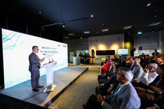 Kleben, entkleben, recyceln: tesa eröffnet neues Debonding on Demand Labor in Singapur