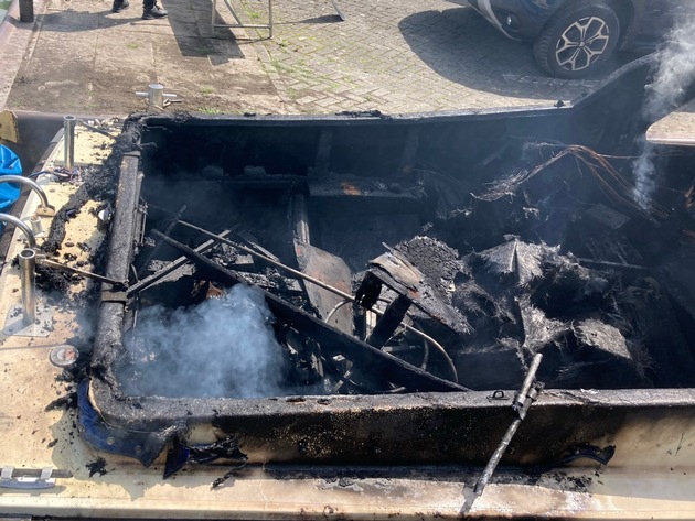 POL-DU: Duisburg/Waltrop: Sportboot geriet in Brand