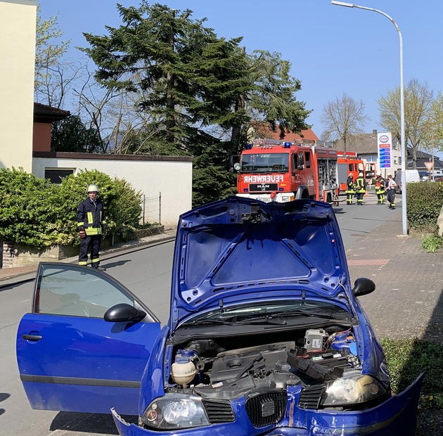 FW Borgentreich: Verkehrsunfall in Borgentreich. PKW prallt gegen eine Hauswand. Eine Person verletzt.