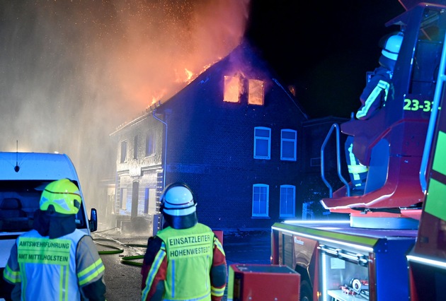FW-RD: Dachstuhlbrand in Hohenwestedt - 80 Helfer im Einsatz
