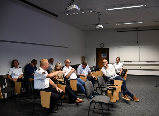 POL-AK NI: Innenpolitikerinnen und -politiker der SPD-Landtagsfraktion besuchen den Studienort Oldenburg der Polizeiakademie Niedersachsen.