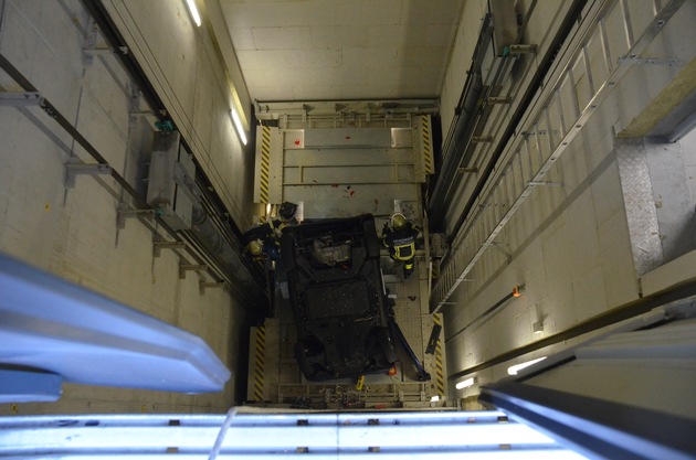 FW Stuttgart: Personenrettung: PKW in Aufzugsschacht abgestürzt