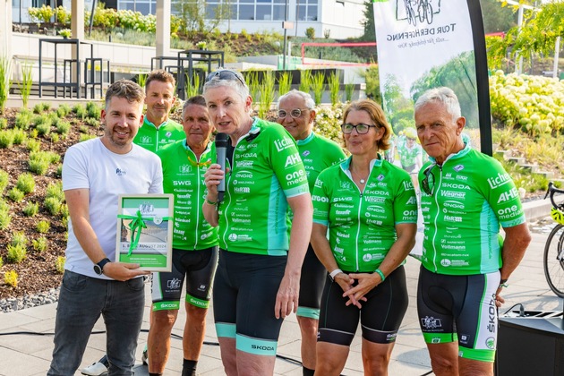 „Tour der Hoffnung“ zu Besuch bei ABUS – Spendenradtour macht Zwischenstopp in Wetter