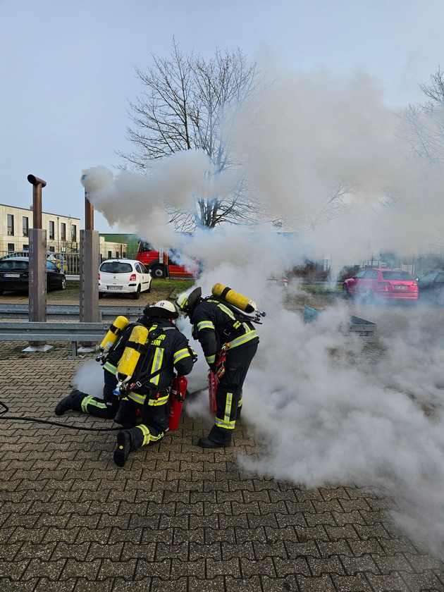 FW Bergheim: Mehrere Einsätze beschäftigen Feuerwehr in Bergheim Kind in Klettergerüst eingeklemmt - Rauch in Gewerbebetrieb - Verkehrsunfall mit verletzter Person