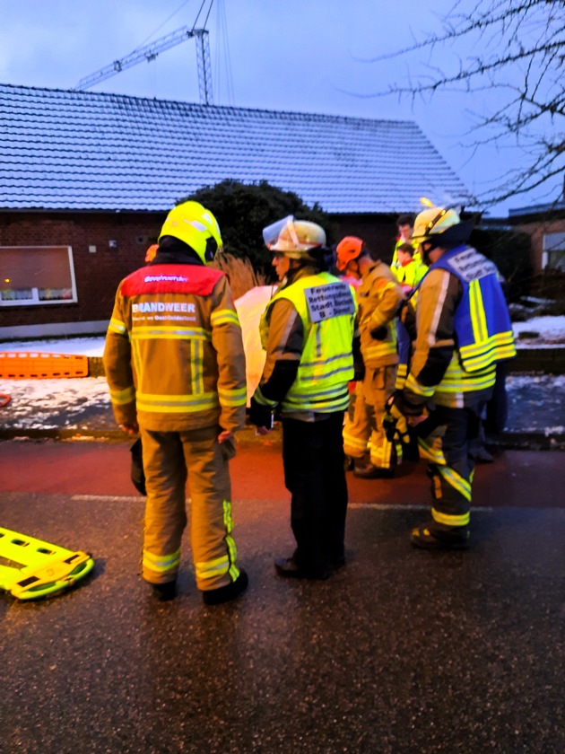 FW Bocholt: Erfolgreiche deutsch-niederl&auml;ndische Zusammenarbeit bei Verkehrsunfall in Suderwick