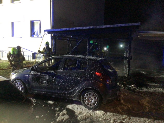FW Paderborn: Brennender Mülltonnenunterstand mit Ausbreitung auf PKW und Garage