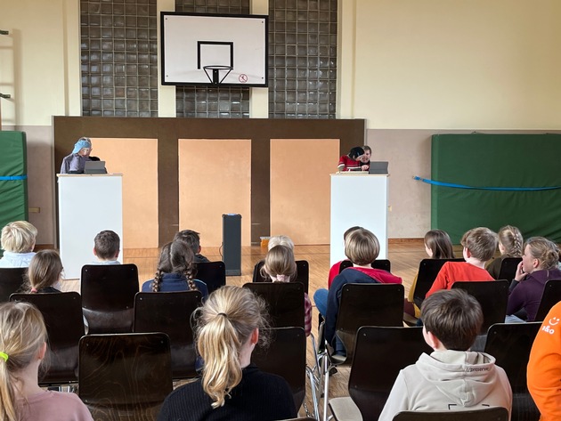 POL-WHV: Die pädagogische Puppenbühne der Polizei aus Wilhelmshaven besuchte Grundschulen im Landkreis Friesland