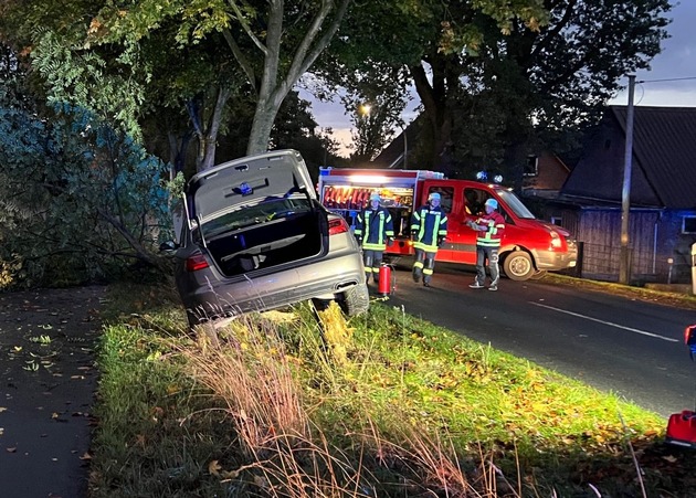 POL-STD: 31-jähriger Autofahrer prallt in Ottendorf gegen einen Baum