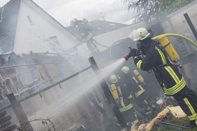 FW Menden: Arbeitsreicher Tag für die Feuerwehr Menden