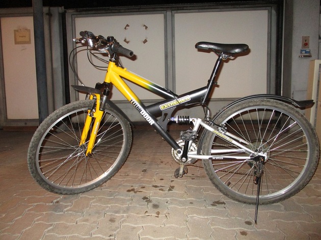 POL-HM: Radfahrer beschädigen geparkte Fahrzeuge und flüchten - zwei Fahrräder sichergestellt (Zeugenaufruf)