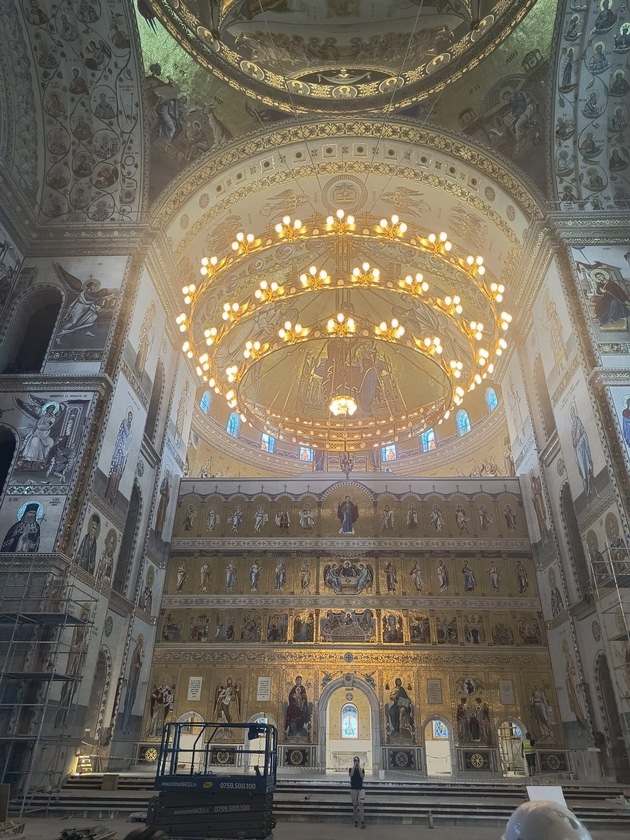 8,5 Meter Durchmesser und 1,8 Tonnen Gewicht: ORION fertigt monumentale Großleuchten für Kathedrale in Bukarest