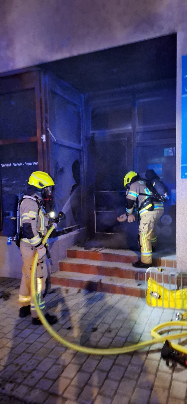 FW Konstanz: Brand im Eingangsbereich eines Wohn- und Geschäftsgebäudes