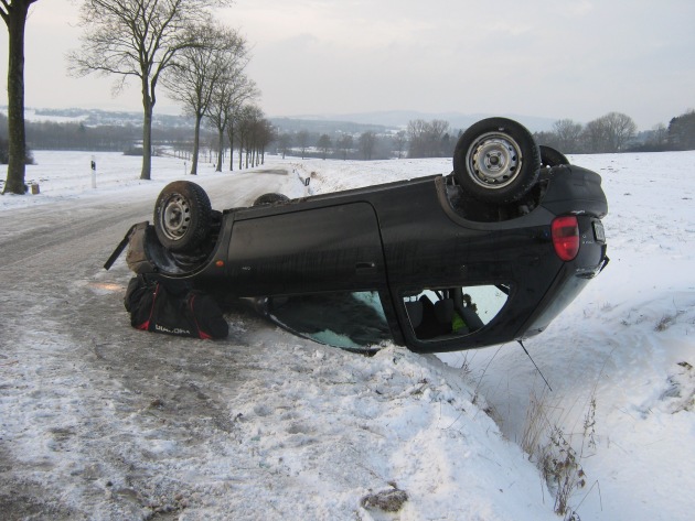 POL-HOL: Kreisstraße 42 zwischen Stadtoldendorf und Linnenkamp: Zwei Unfälle innerhalb einer Stunde  - Auf schneeglatter Straße Kontrolle über die Fahrzeuge verloren -