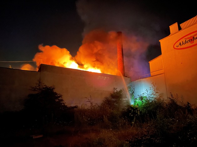 FW-GE: Bäckereibetrieb in Gelsenkirchen-Heßler wird bei nächtlichem Brandereignis vollkommen zerstört