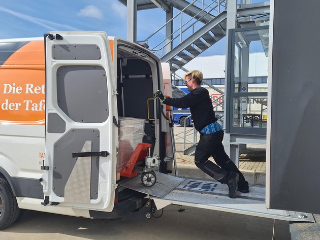 Mehr als Lebensmittel - lavera spendet 5.000 Duschprodukte an das Verteilzentrum der Tafeln in Springe - Wenn K&ouml;rperpflege f&uuml;r W&uuml;rde steht