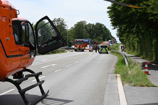 FW Pulheim: Radfahrer frontal von PKW erfasst - Rettungshubschrauber im Einsatz
