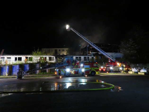 FW-Heiligenhaus: Großbrand fordert 150 Einsatzkräfte (Meldung 10/2016)