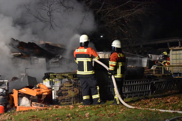FW-SE: Feuer zerstört Carport