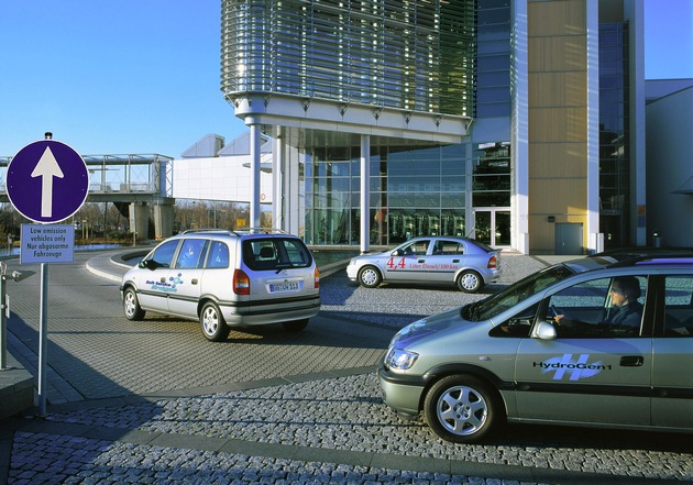 Zafira CNG fährt mit Biogas / Opel: Dreifach-Strategie zur Senkung der CO2-Emissionen / Astra Eco 4, Erdgas/Biogas-Fahrzeuge und Brennstoffzellentechnologie