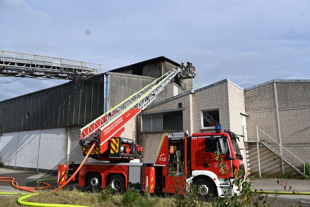 POL-STD: Feuer im Dachbereich von Lagerhalle in Buxtehuder Betonwerk - Großalarm für Buxtehuder Einsatzkräfte