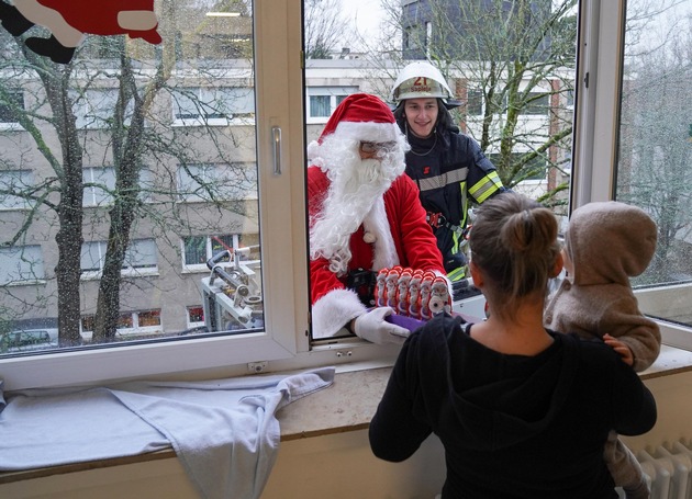 FW Hagen: Aktion zum Nikolaus an der Kinderklinik des Agaplesion AKH in Hagen - Bundesweite Aktion von 60 Feuerwehren -