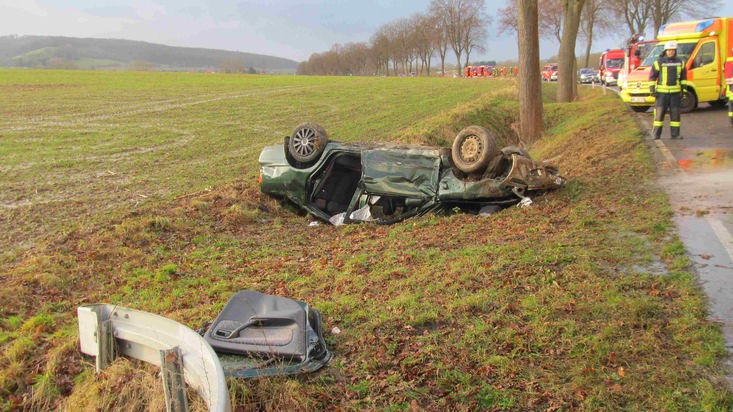 POL-HOL: Schwerer Verkehrsunfall auf der Bundesstraße 64 zwischen Eimen und Wenzen:31jähriger mit Polytrauma in die Medizinische Hochschule Hannover - In Rechtskurve von der Fahrbahn abgekommen -