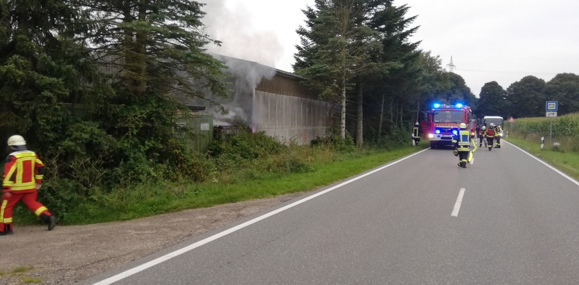 FW-RD: Brennender Baucontainer an der Bahnstrecke in Schülldorf Am Bahnhof, in Schülldorf, kam es am Donnerstagmorgen (02.09.2021) zu einem Feuer.
